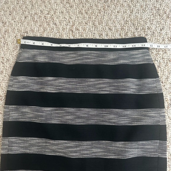 J.Crew Black and Gray Knee-Length Pencil Skirt size 2P - Picture 6 of 7